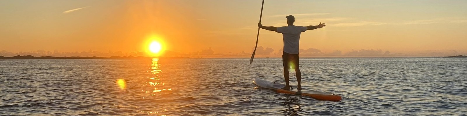 Jan Šrámek na paddleboardu při západu slunce